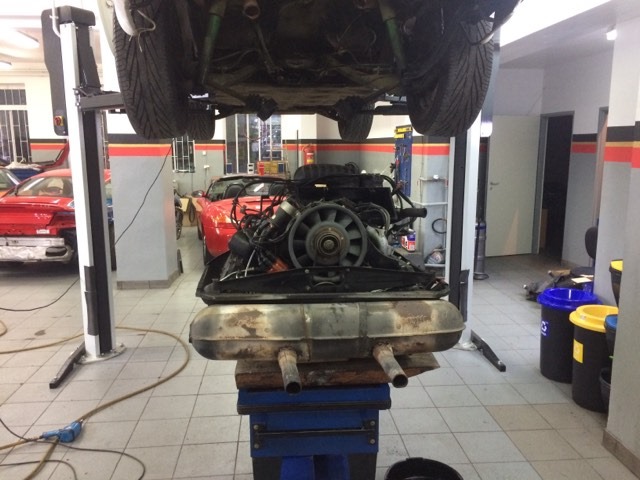 Porsche 911 2.7 remont silnika. Demontaż zespołu napędowego